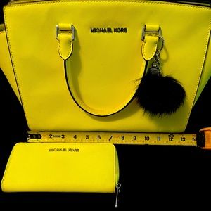 Michael Kors Medium puse with wallet